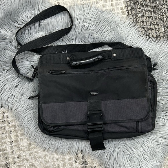 US luggage Other - U.S. Luggage New York‎ Expandable Organizer Messenger Bag With Shoulder Strap